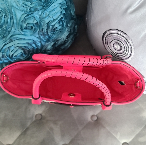 Like New - Kate Spade Straw Satchel  w/crossbody strap - Picture 12 of 16